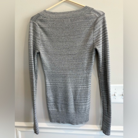 Express women’s shimmery gray long sleeve fitted deep V-neck sweater Size M - Picture 4 of 4